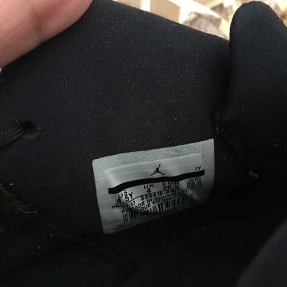 Jordan’s Big kids 4.5 Black Teddy Bear Fur Logo - Picture 5 of 5